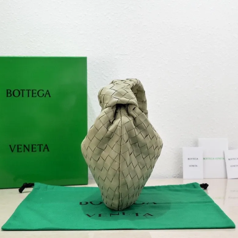 Batch 1460 BV Bottega Veneta 2022 Early Spring New Ladies Medium JODIE Handbag BV Bag 🔥The new method is to round the corners on the original basis and knot the round hobo bag with classic woven leather. The most iconic triangular pull-out design, using sheepskin draped soft shape, is super suitable for concave shapes~ Jodie feels really gentle to people, and is definitely the best item for daily matching. It has the same weave, new elements and twists, and is versatile. It is the new favorite of street style Internet celebrities! Size: 36*21*13 Model: 6697